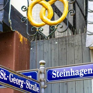 Ein Straßenschild mit der Aufschrift "Steinhagen"