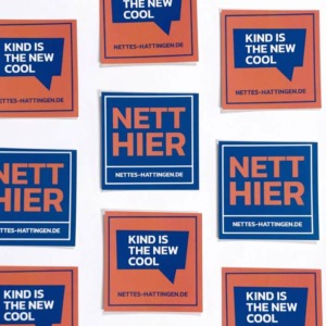 Eine Auswahl von Aufklebern mit verschiedenen netten Slogans