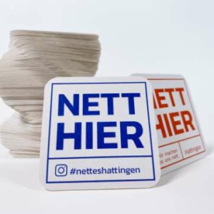 Eine Auswahl von Bierdeckeln mit dem Slogans "Nett hier"