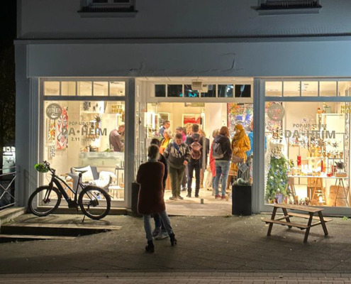 Eine Ansicht von einem beleuchteten Schaufenster bei Nacht