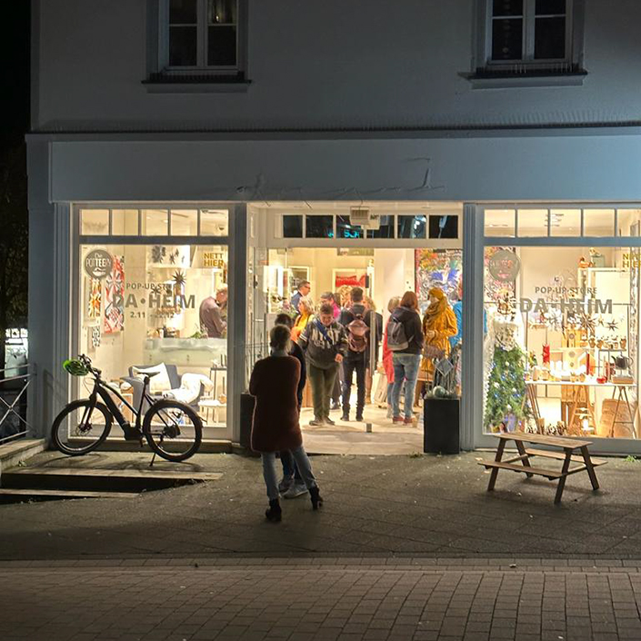 Eine Ansicht von einem beleuchteten Schaufenster bei Nacht